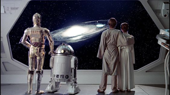 Cena de um dos filmes da saga Stars Wars, personagens dentro de uma nave no espaço.