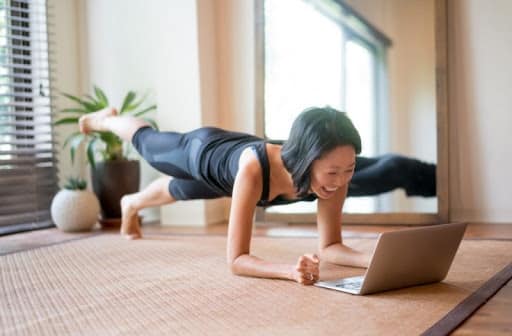 exercícios em casa - mulher faz o exercício chamado prancha.