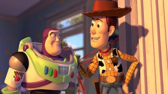 Personagens Buzz e Woody conversando em cena do filme Toy Story, presente no catálogo do Disney+.
