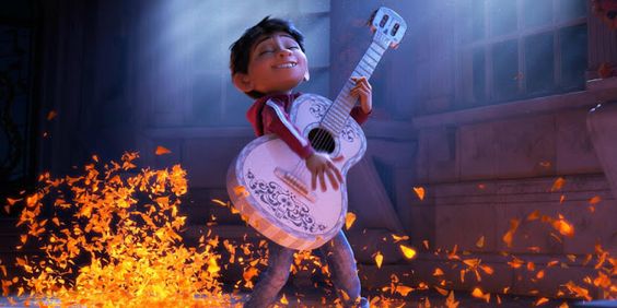 Miguel feliz com violão mostrando sua paixão pela música, no filme Viva: A Vida é uma Festa. Disponível no Disney+.
