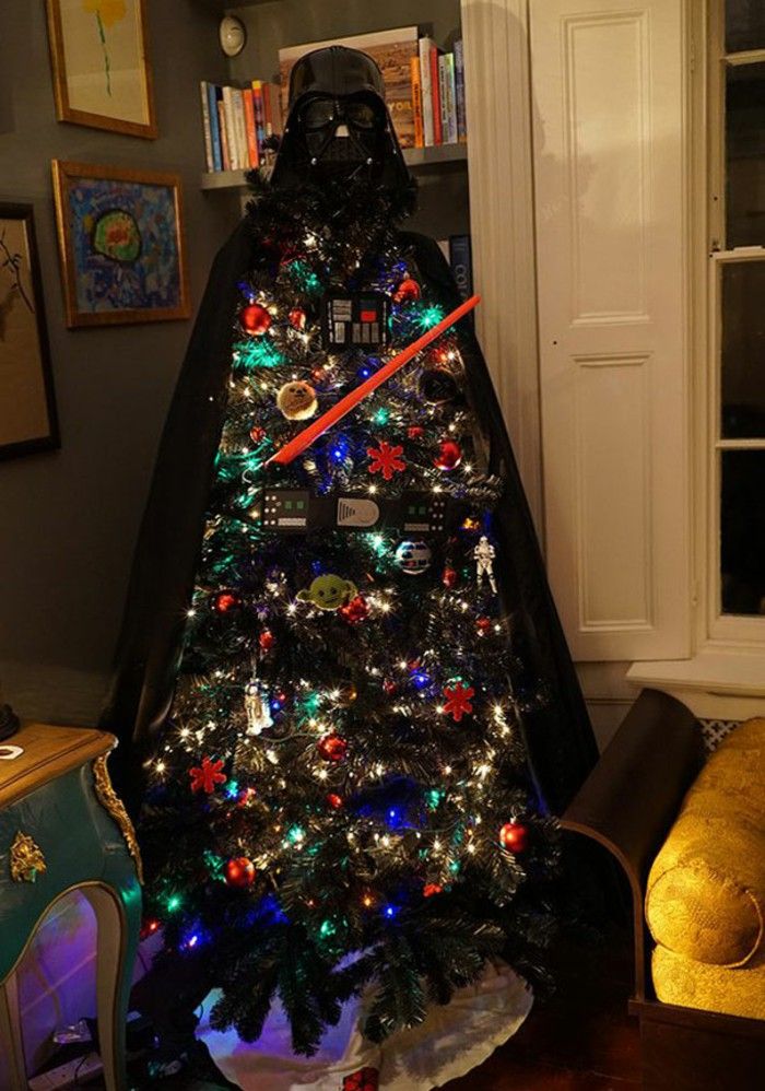 Árvore de Natal decorada com enfeites temáticos de Star Wars e coberta com a capa e a máscara do vilão Darth Vader da saga.