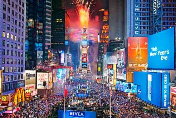 Times Square durante o show de fogos da virada, um dos lugares para passar o ano-novo mais famosos.