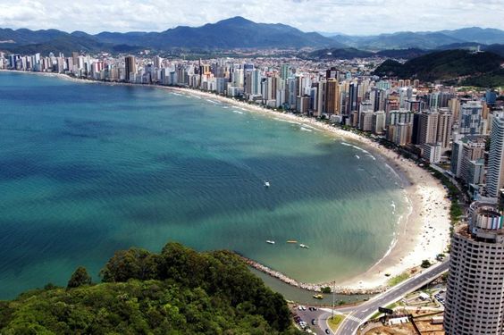 Balneário Camboriú, uma cidade cheia de praias, perfeita para passar o réveillon com pé na areia e ter vista do belíssimo mar.