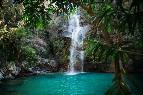 Cachoeira de Santa Bárbara, com água azul no meio da natureza, possibilita passar o final de ano tranquilamente.