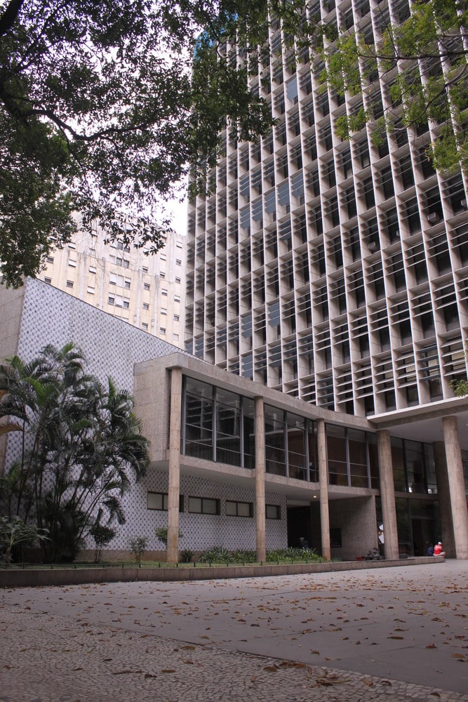 Edifício do Ministério da Educação e da Saúde do Rio de Janeiro projetado por Lúcio Costa, traz princípios modernistas como pilotis e térreo livre.