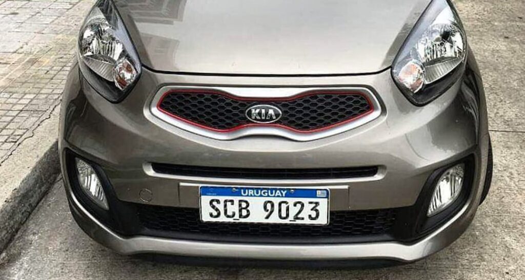 Placa Mercosul do Uruguai em um carro de luxo internacional. Os dizeres são: SCB9023.