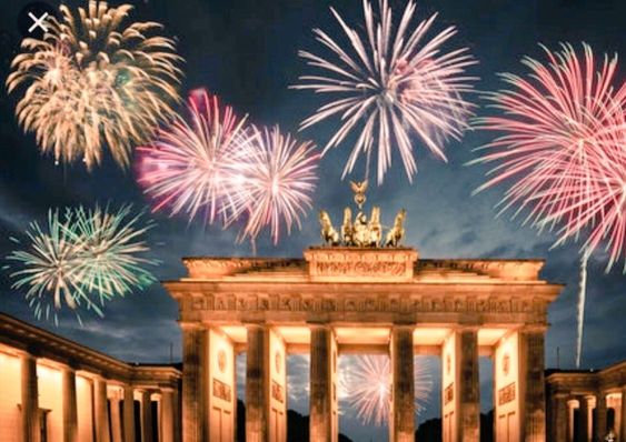 Portão de Brandemburgo, em Berlim,  com belíssima queima de fogos durante a celebração do ano-novo.