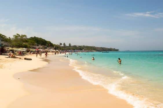 Praia Blanca, em Cartagena, banhada pelo famoso mar azul do Caribe.