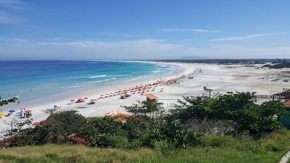 Praia Grande, a praia mais movimentada de Arraial do Cabo, com água azul e macia areia é um ótimo lugar para comemorar o ano-novo.