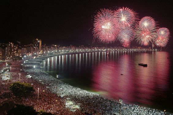 Praia de Copacabana durante sua grandiosa queima de fogos, perfeito para quem gosta de comemorar o ano-novo da praia.