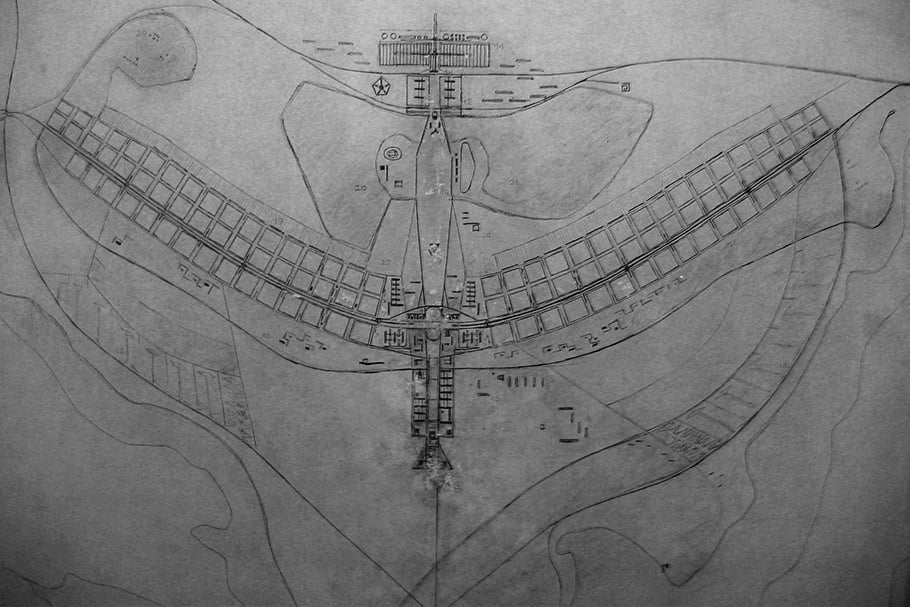 Rascunho do projeto piloto de Brasília feito por Lúcio Costa. O desenho se assimila a um avião. 