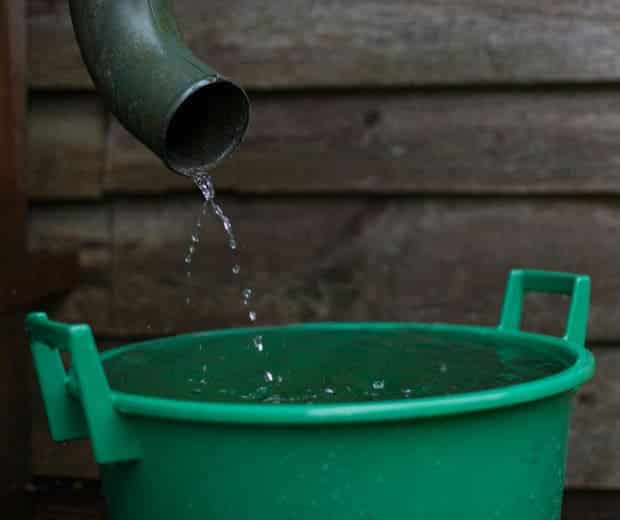 Reaproveitamento da água da chuva feito por meio de um balde, mais uma possível ação que pode contribuir para sanar a dúvida: "como podemos economizar água?".