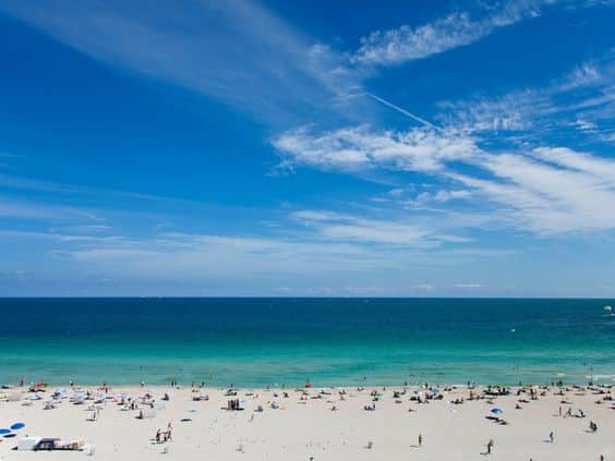 South Beach em Miami, a famosa praia permite que você aproveite durante o dia o sol e de noite a comemoração de ano-novo.