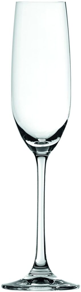 Para champanhes e espumantes o corpo do copo de ser alongado, mantendo as borbulhas da bebida.