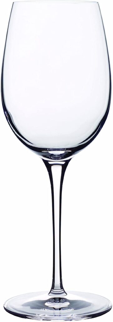 Os vinhos brancos são bebidas com características especificas, por isso o corpo do copo ideal possui haste longa e bojo menor.