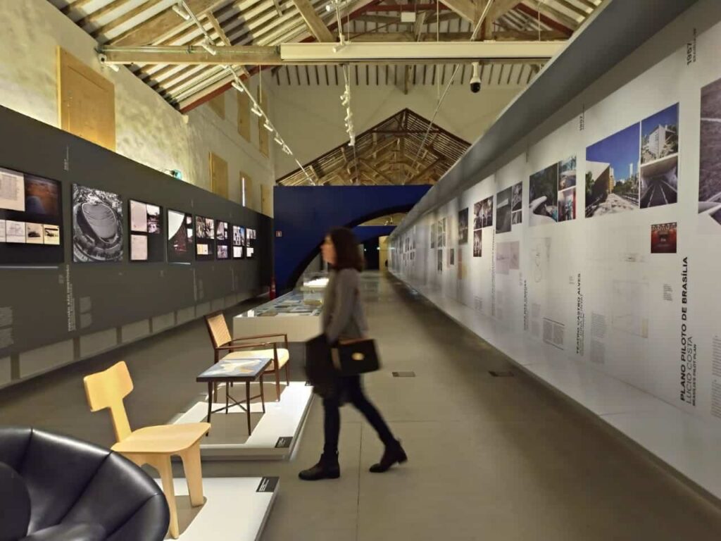 Exposição “Infinito Vão: 90 anos de arquitetura brasileira” na Casa da Arquitectura, Portugal. Fotografia do arquivo da autora.