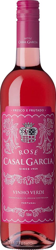 Vinho rosé, feito com uvas tintas é ideal para meses quentes.