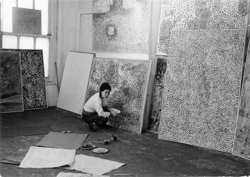 Yayoi Kusama no seu estúdio em Nova York. 