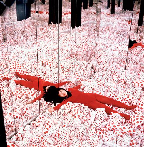 Arte contemporânea - Yayoi Kusama em sua obra “Infinity Mirror Room”, 1965. 