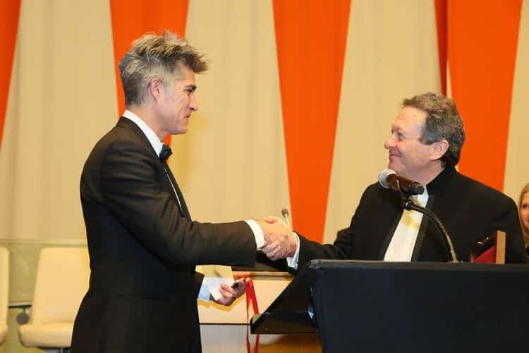 Alejandro Aravena recebe o Prêmio Pritzker durante a cerimônia em 2016.