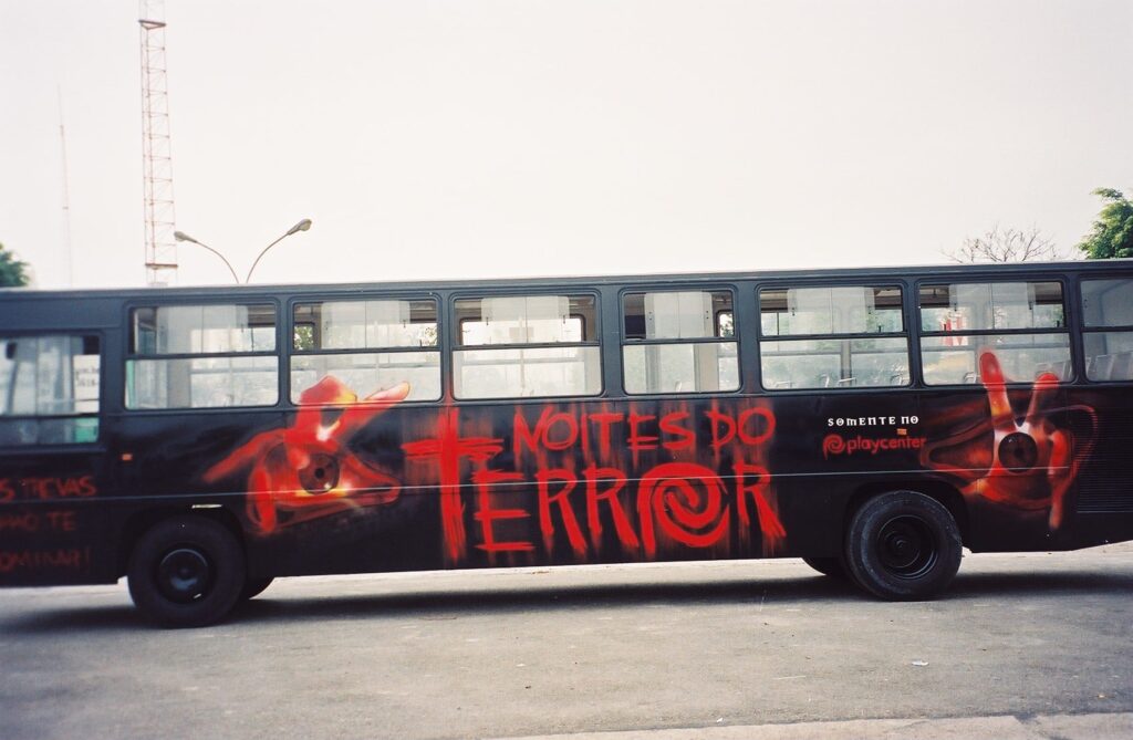 Arte feita pelo muralista em um ônibus para divulgar as Noites do Terror do Playcenter.