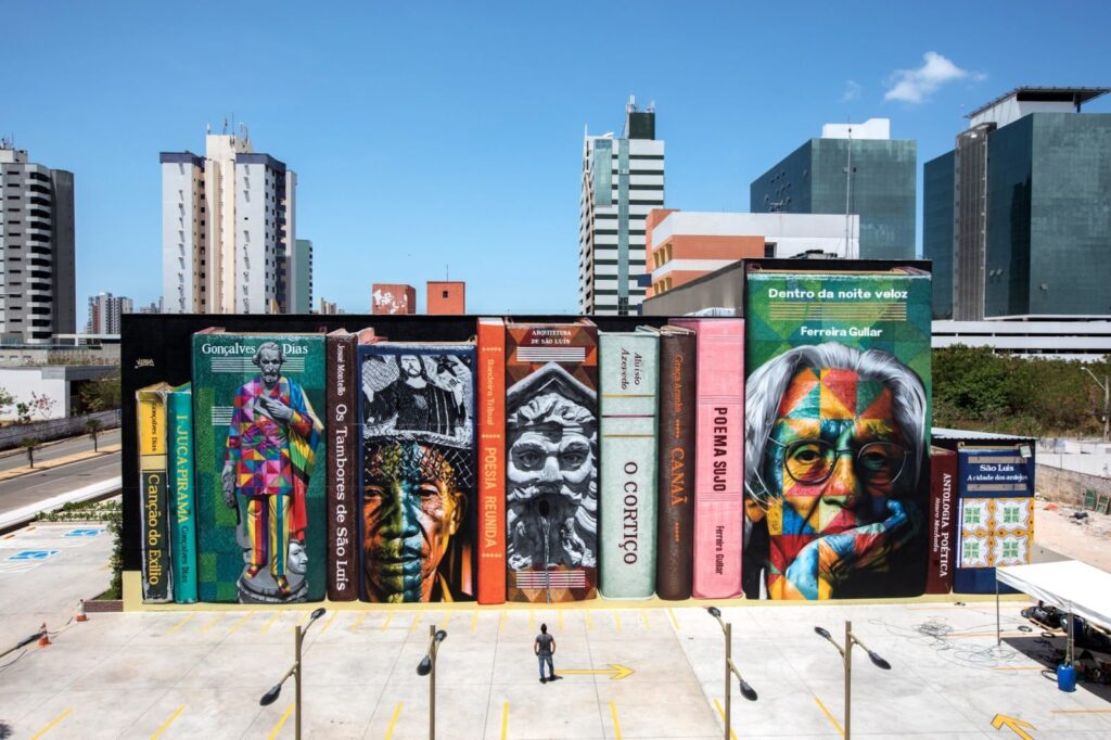 Mural Riquezas de São Luís (2017), contendo livros emblemáticos como "O Cortiço", "Canaã", "Os Tambores de São Luís", dentre outros.