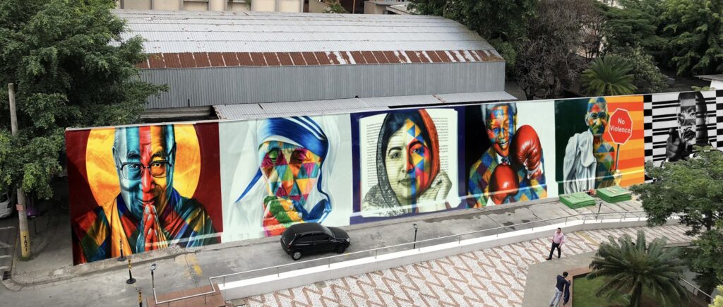 Painel Olhares da Paz (2018), pintado por Eduardo Kobra e sua equipe, em São Paulo. Na pintura estão: Dalai Lama, Madre Teresa de Calcutá, Malala Yousafzai, Nelson Mandela, Mahatma Gandhi e Martin Luther King, respectivamente.