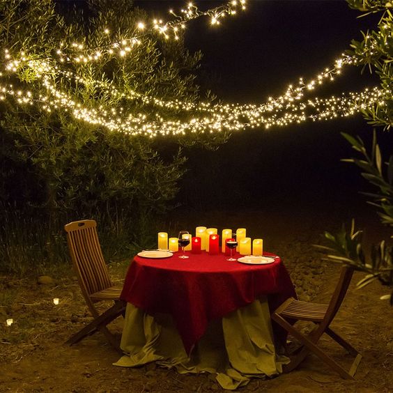 Iluminação para um jantar romântico. 