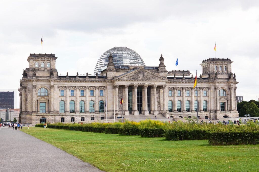 O palácio de Reichstag possui arquitetura renascentista, com imponentes colunas e um frontão que demarca a entrada. No topo está a cúpula com estética High-Tech, criando um conjunto harmonioso.