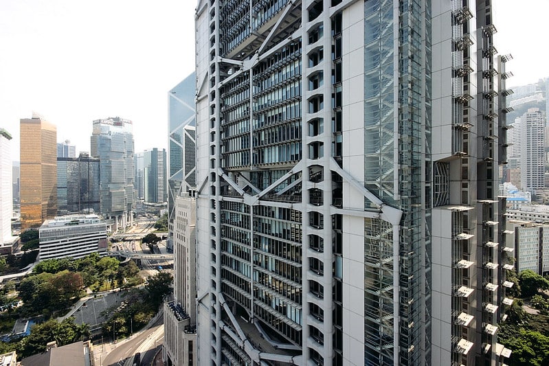 A vista da fachada do edifício mostra a estrutura externa que auxilia na sustentação. São articulações verticais, que vão do térreo até o topo, e articulações horizontais em formato triangular. 