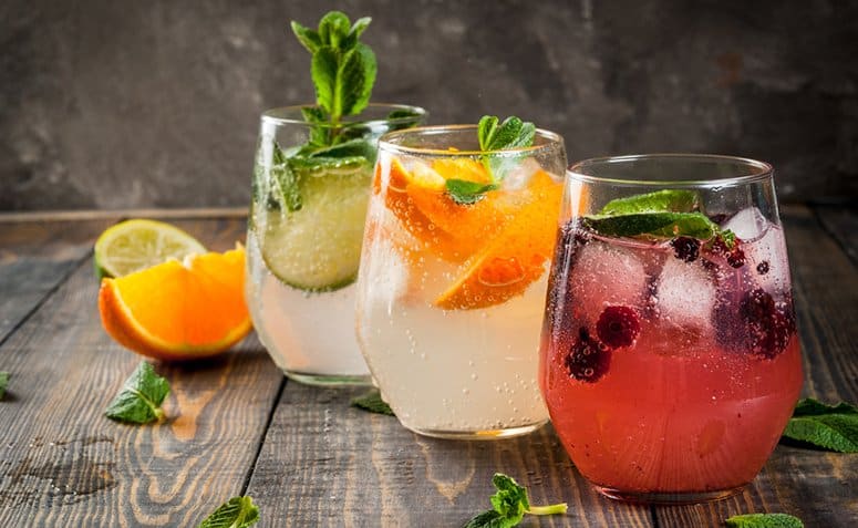 Receitas de drinks sem álcool com frutas variadas.