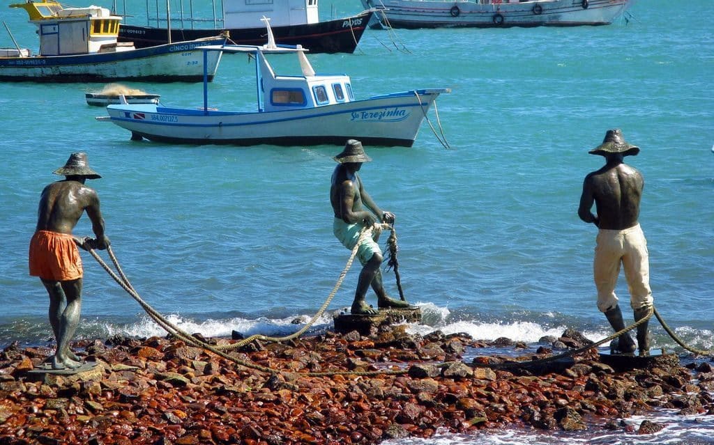 O Monumento Três Pescadores é composto por 3 esculturas que parecem puxar uma rede de dentro do mar.
