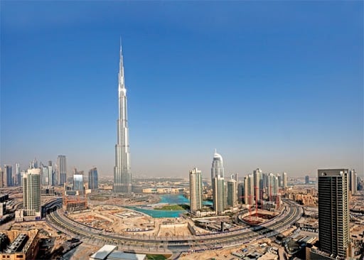 O Burj Khalifa, considerado o maior prédio do mundo atualmente, possui mais que o dobro da altura do Empire State Building (381 metros) e quase o triplo do tamanho da Torre Eiffel (300 metros).