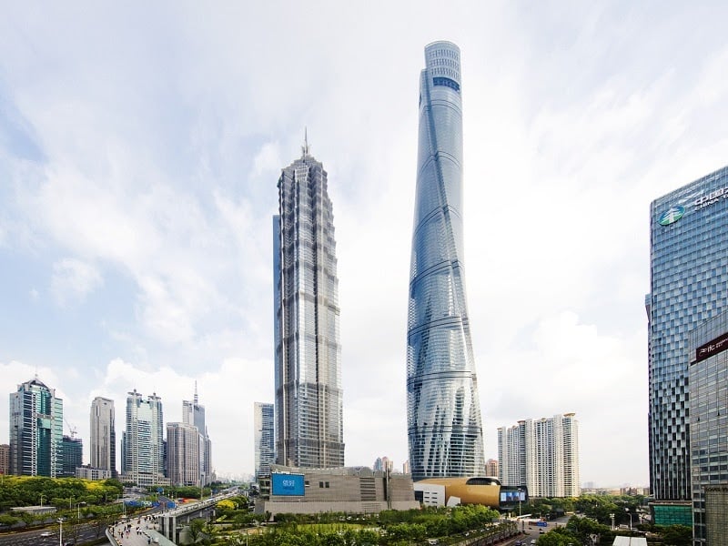 Jin Mao Tower (348 metros) à esquerda, e Shanghai Tower à direita, considerado o maior prédio da China.