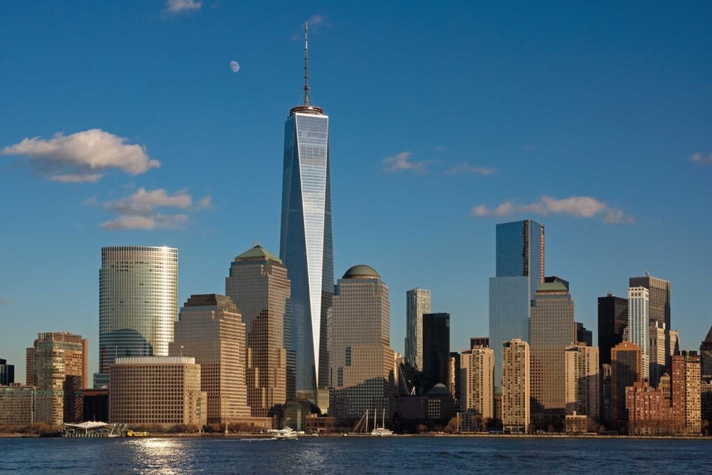 O prédio One World Trade Center, sexto prédio mais alto do mundo, está localizado no terreno do emblemático World Trade Center.