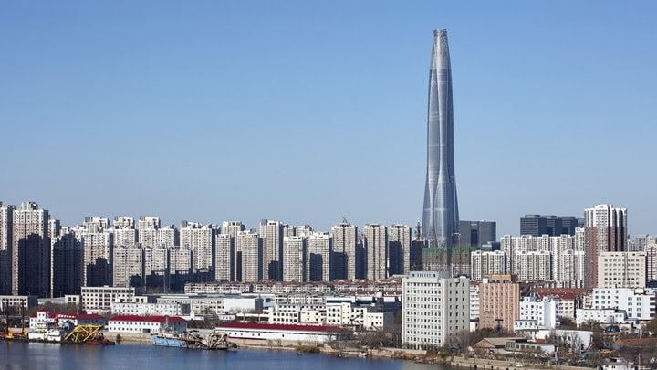 O edifício  Tianjin CTF Finance Centre é um marco na Área de Desenvolvimento Econômico-Tecnológico de Tianjin (TEDA, em inglês).