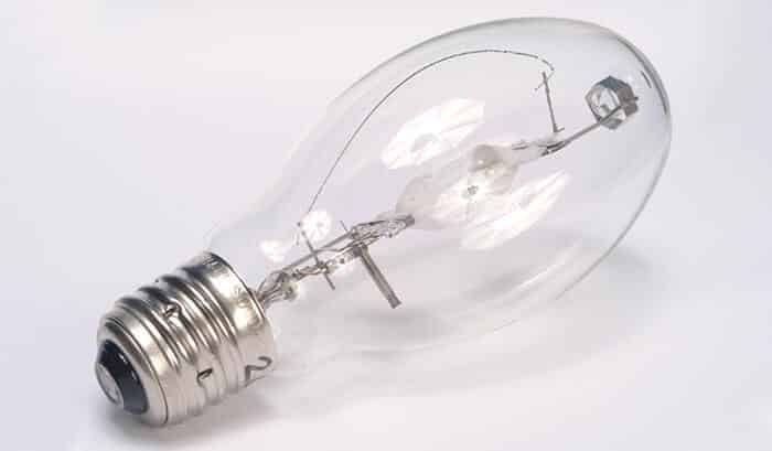 Dentre os tipos de lâmpadas, as lâmpadas de descarga requerem mais tempo para que acendam.