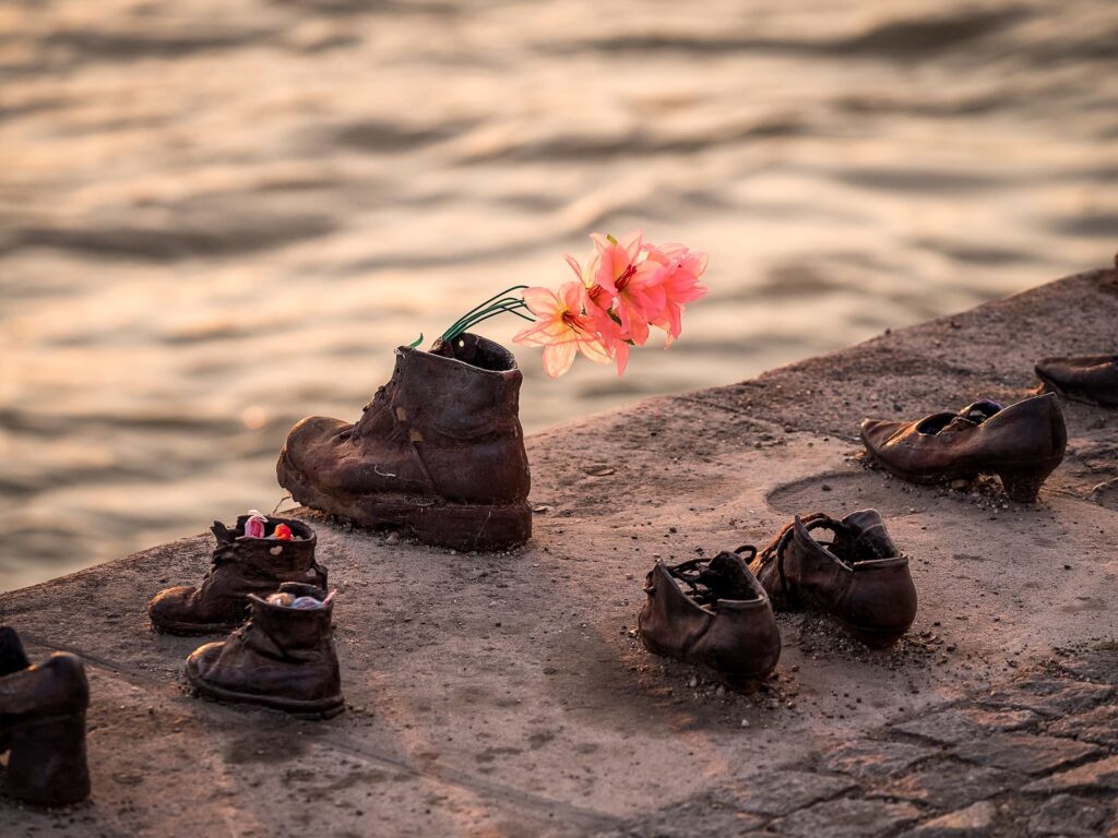Os sapatos às margens do Danúbio formam um monumento em homenagem às vítimas. Nos sapatos são deixadas flores e cartas.