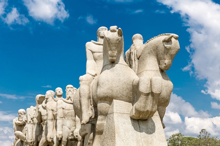 O Monumento às Bandeiras possui figuras humanas montado cavalos e puxando um barco.