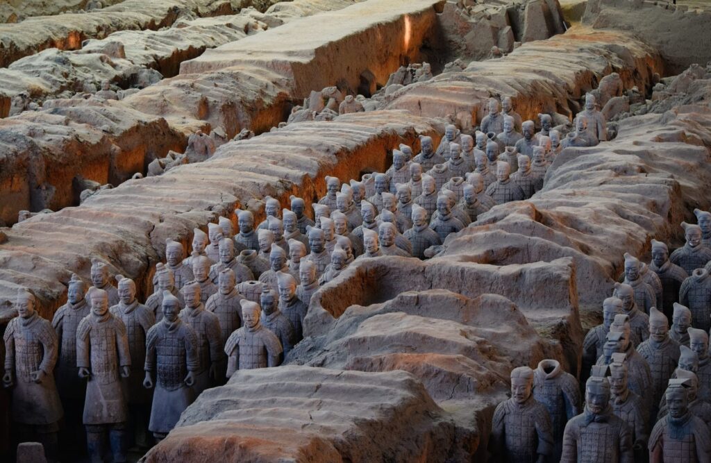 O Exército em Terracota é também um sítio arqueológico. As figuras estão enfileiradas por entre montes de terra que lembram trincheiras.