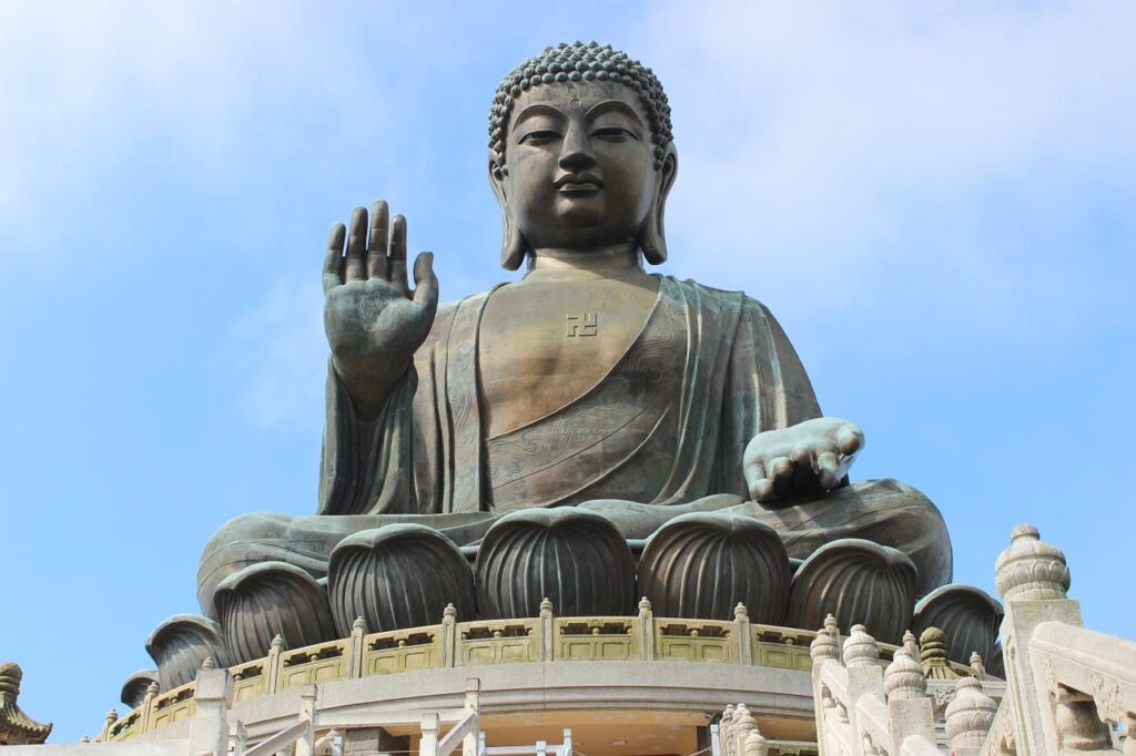 O Tian Tan Buddha é um monumento sagrado que se parece com uma figura humana sentada com as pernas cruzadas e uma das mãos levantadas.