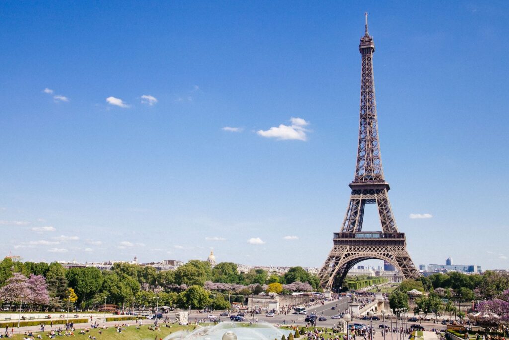 A Torre Eiffel, com aparência metálica, completa a paisagem arborizada e com largas avenidas. 