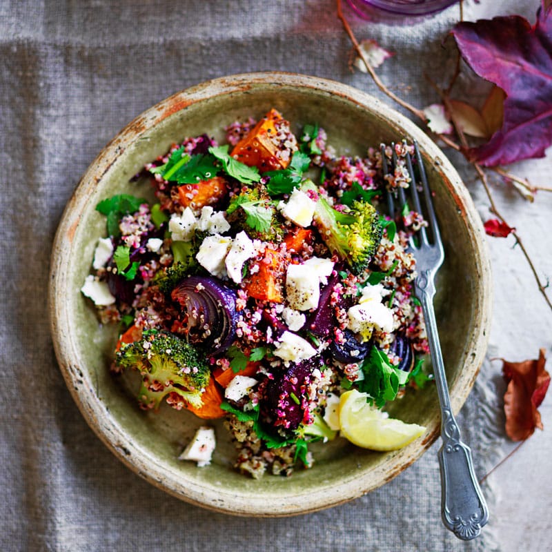 Salada morna de legumes e quinoa. 