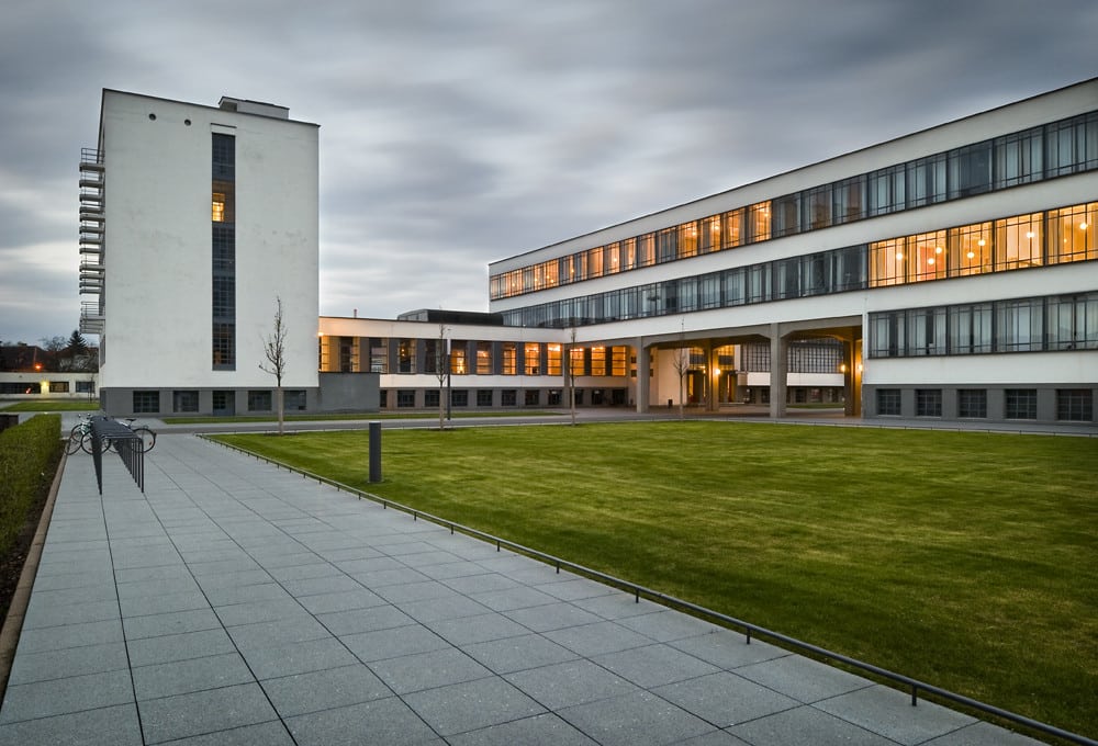 Edifício da Bauhaus, símbolo da arquitetura moderna.