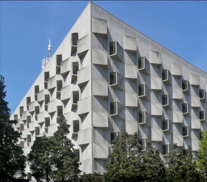 Edifício Brutalista com duas fachada em concreto, repletas de pequenos volumes.