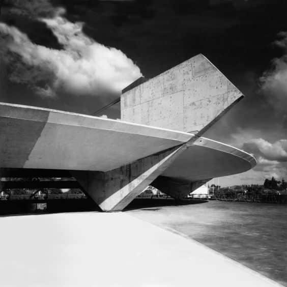 Fotografia em preto e branco mostrando parte do edifício brutalista.
