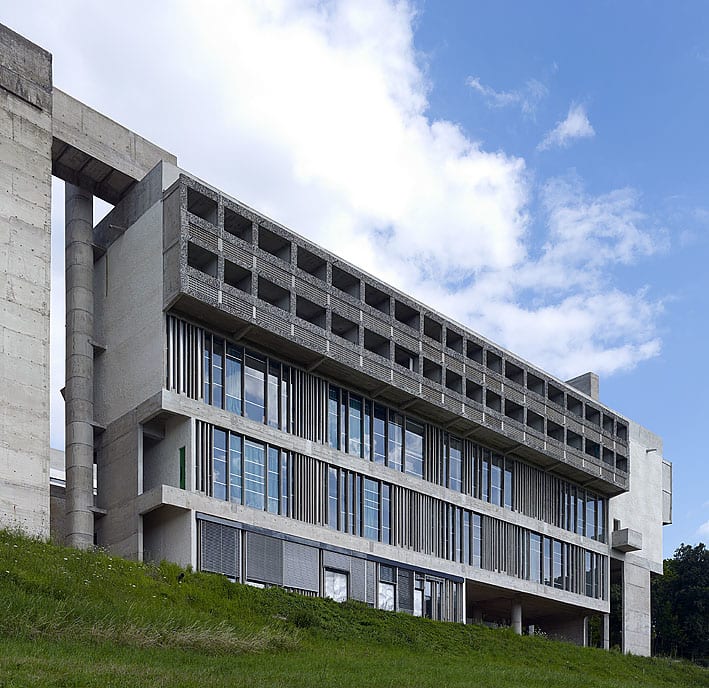 Edifício brutalista em formato horizontalizado.