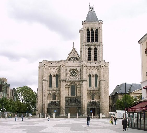 Catedral de Saint-Denis com apenas uma torre.