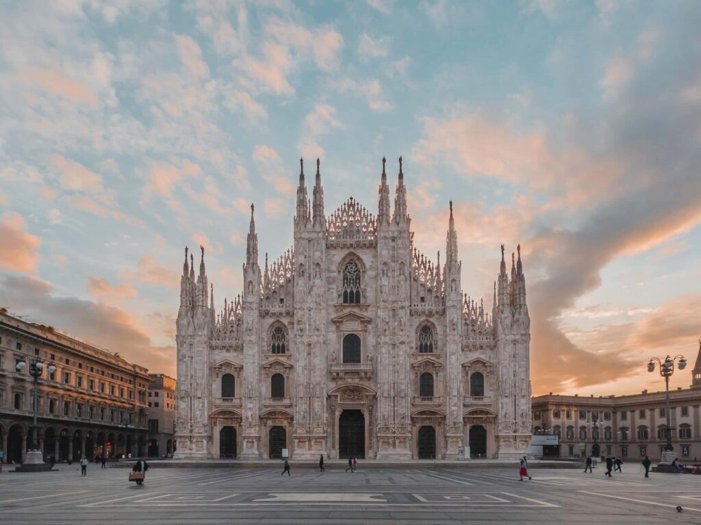 Catedral de Milão com pôr-do-sol ao fundo.