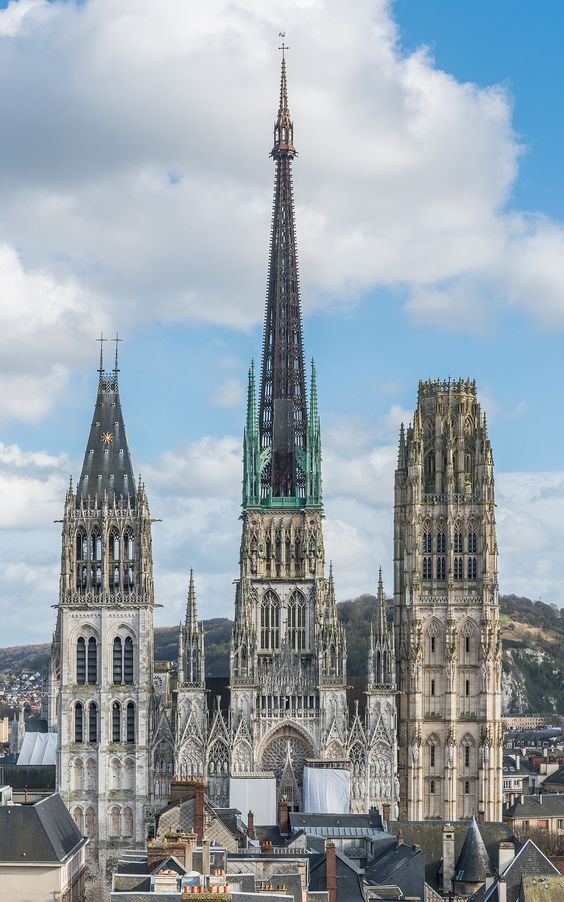 Catedral de Rouen com altas torres.